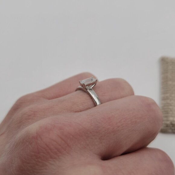 Size 8 Sterling Silver Small Rectangle Cubic Zirconia Ring A2438 - Picture 5 of 9